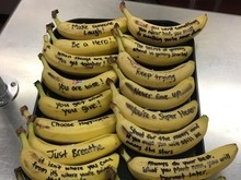 Refeitório distribui bananas com frases de incentivo aos alunos