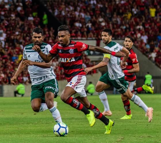 Palmeiras, hoje terceiro no ranking de valor de marcas dos clubes Este trecho é parte de conteúdo que pode ser compartilhado utilizando o link https://www.valor.com.br/empresas/5973919/flamengo-lidera-de-novo-ranking-de-marcas-mas-palmeiras-cresce-mais ou as ferramentas oferecidas na página. Textos, fotos, artes e vídeos do Valor estão protegidos pela legislação brasileira sobre direito autoral. Não reproduza o conteúdo do jornal em qualquer meio de comunicação, eletrônico ou impresso, sem autorização do Valor (falecom@valor.com.br). Essas regras têm como objetivo proteger o investimento que o Valor faz na qualidade de seu jornalismo. (Crédito: Divulgação)