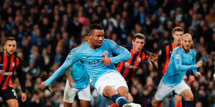 Gabriel Jesus exalta pé quente da mãe após 1º hat-trick