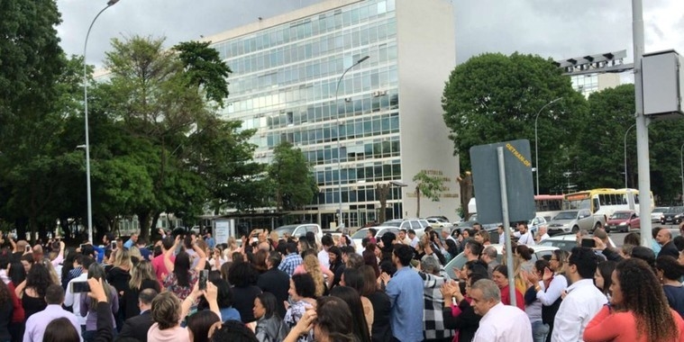 Servidores fazem protesto contra fim do ministério do trabalho