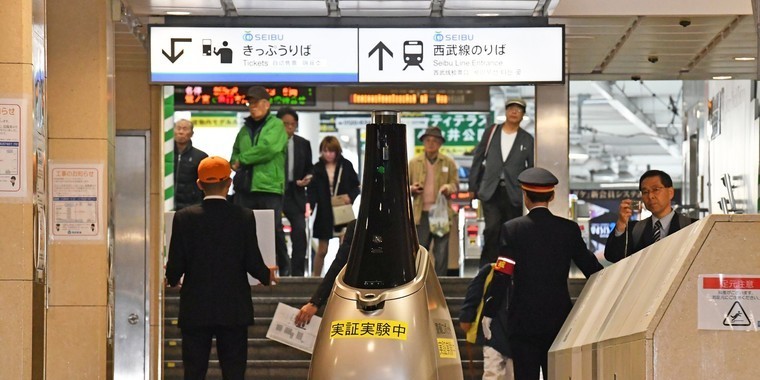 Japão testa robô que fará segurança em metrôs durante olimpíada
