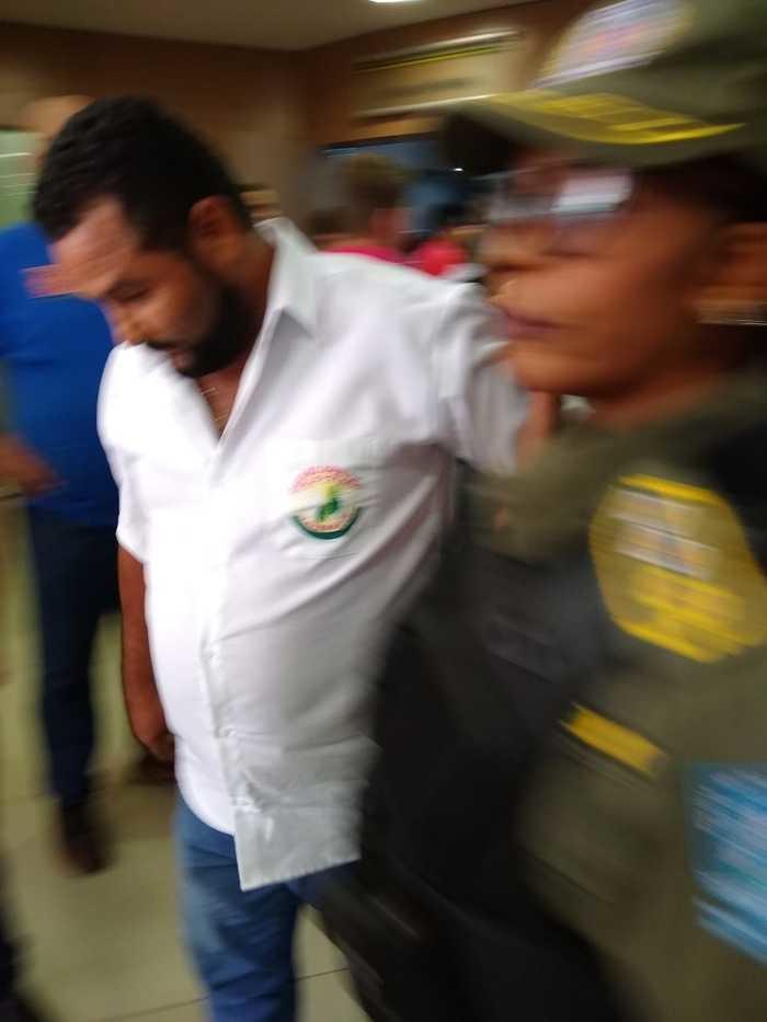 Taxista sendo levado para delegacia (Crédito: Efrém Ribeiro)