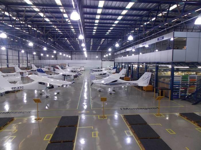 Hangar da Inpaer com aviões produzidos pela empresa (Crédito: Divulgação)