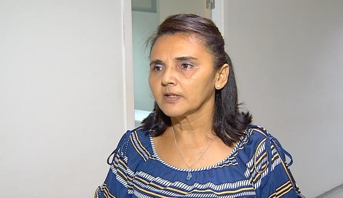 Mãe da vítima foi baleada ao tentar evitar o crime (Crédito: Reprodução/TVMN)
