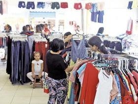 Comércio abre aos domingos com movimento tímido nas vendas