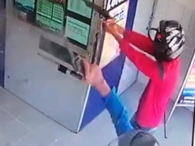 Homens tentam assalto à lotérica e vidro blindado impede; vídeo