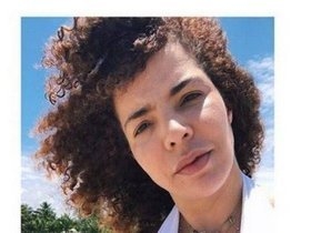 Vanessa da Mata ousa com decote em foto sem maquiagem