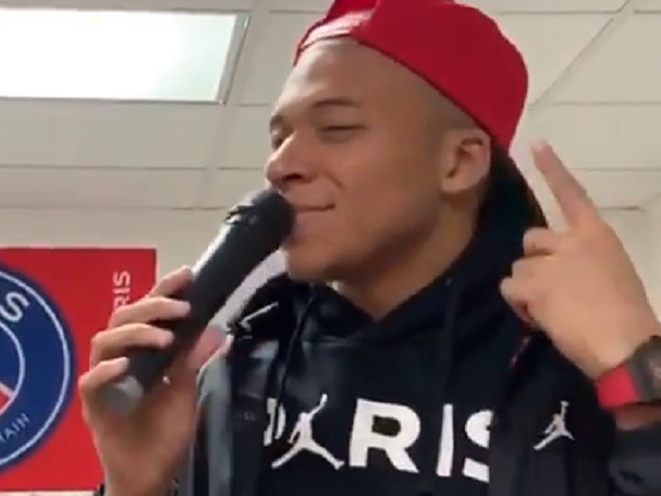 Mbappé aparece cantando música de Mumuzinho: "Batizado pagodeiro"