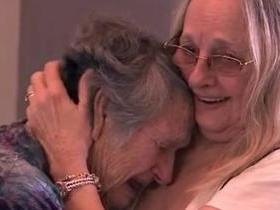 Após 69 anos, mãe encontra filha que pensou ter morrido no parto