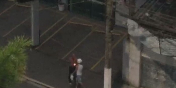 Homem ateia fogo em morador de rua após acusá-lo de roubo; vídeo