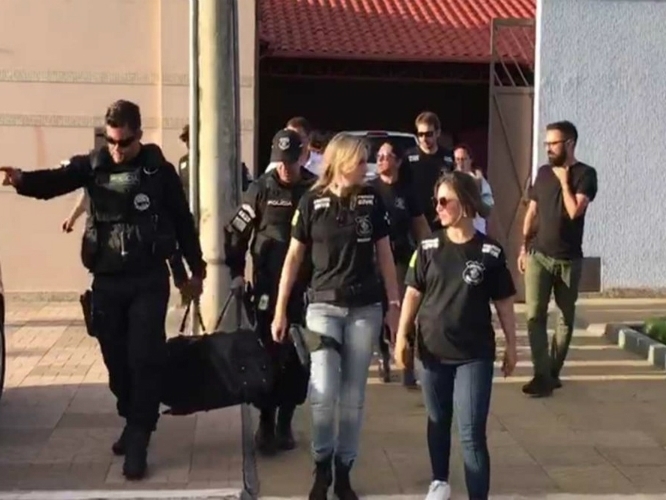 Polícia apreende dinheiro e armas na casa de João de Deus