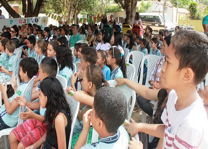 Alunos participantes do Projeto Cabide de Leitura são premiados
