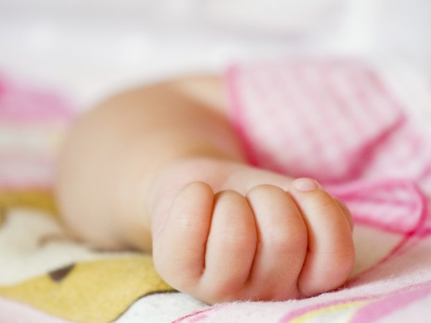 Bebê de 4 meses passa mal após tomar loção para acabar com piolhos