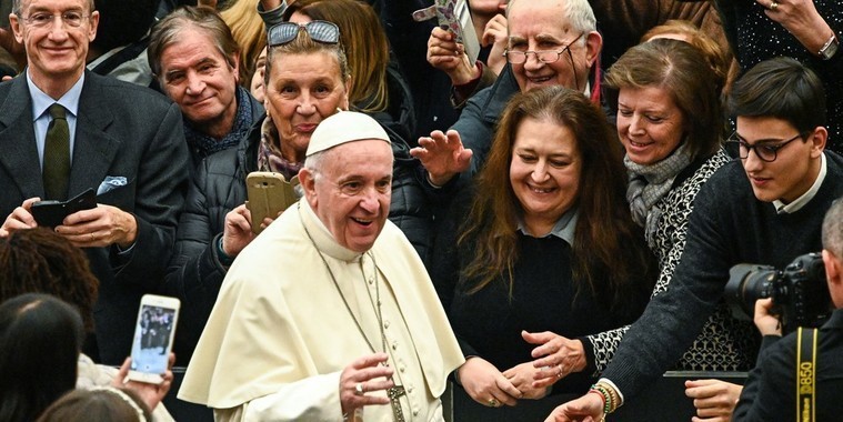 Papa pede que padres que cometeram abusos sexuais se entreguem