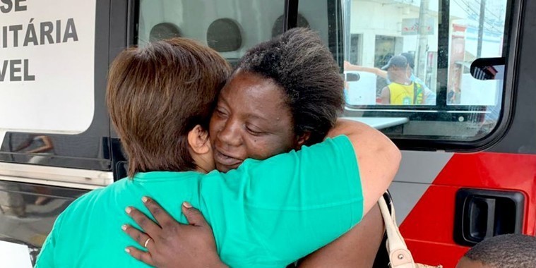 Mãe de 7 filhos encontra carteira com R$ 500 e devolve para a dona