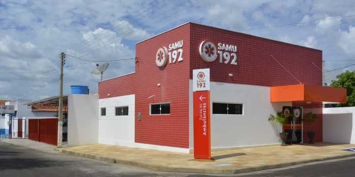 Zé Raimundo entrega sede do SAMU, ambulância e vans em Oeiras