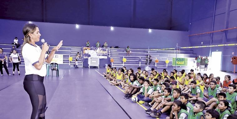 Craque de vôlei conversa com crianças em Teresina