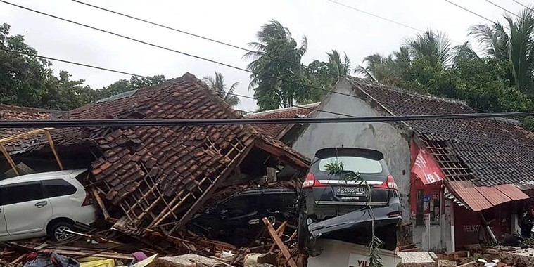Tsunami deixa mais de 200 mortos e 800 feridos na Indonésia