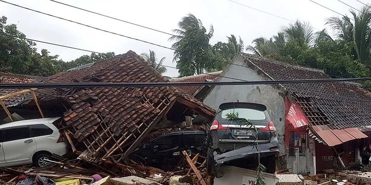 Tsunami deixa mais de 200 mortos e 800 feridos na Indonésia