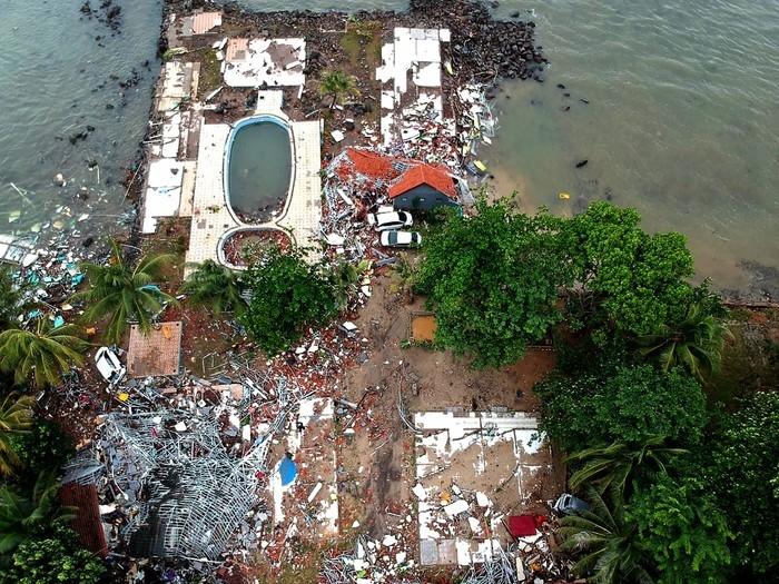 Imagem aérea mostra parte da destruição causada por tsunami na praia de Carita, na Indonésia (Crédito: Azwar Ipank / AFP )