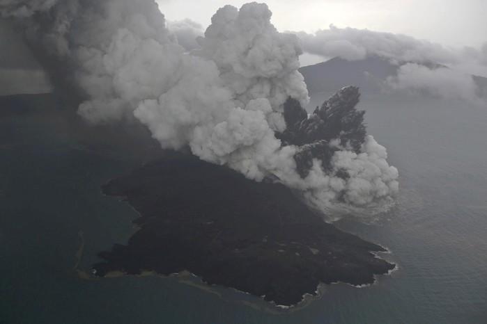 Imagem aérea mostra erupção do vulcão Anak Krakatau neste domingo (23) na Indonésia (Crédito: Nurul Hidayat/Bisnis Indonesia via AP )