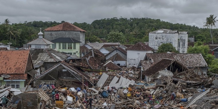 Sobe para 373 número de mortos por tsunami na Indonésia