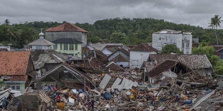 Sobe para 373 número de mortos por tsunami na Indonésia