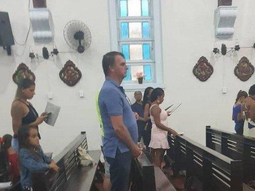 Jair Bolsonaro mostra sua ceia e participa de missa de Natal