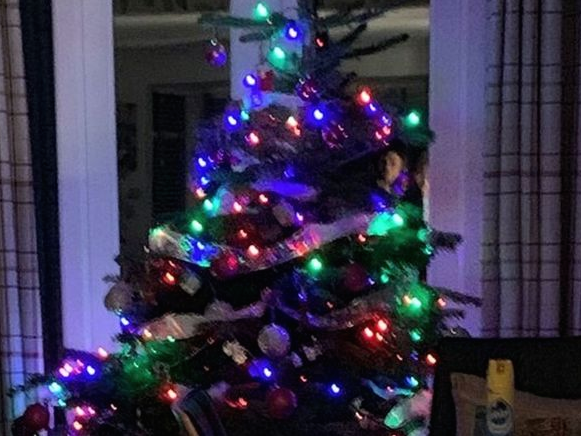 Mulher registra aparição aterrorizante em árvore de Natal