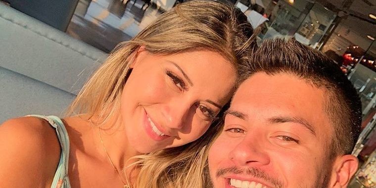 Arthur Aguiar e Mayra Cardi mostram rosto da filha pela 1ª vez