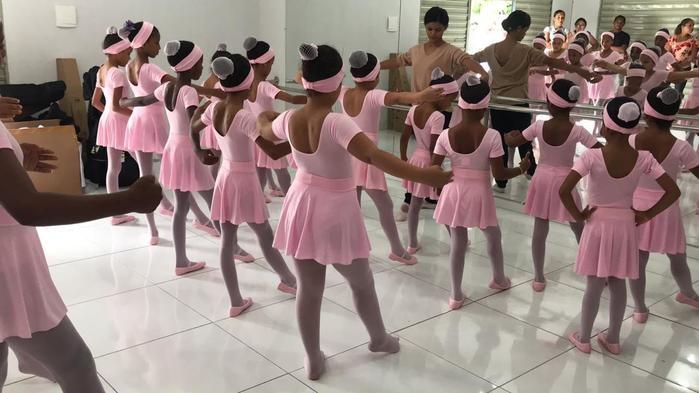 Aulas de balé para crianças atendidas por programas sociais  