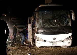 Bomba atinge ônibus e mata 2 turistas perto de pirâmides no Egito