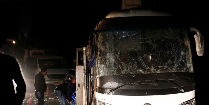 Bomba atinge ônibus e mata 2 turistas perto de pirâmides no Egito