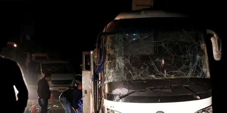 Bomba atinge ônibus e mata 2 turistas perto de pirâmides no Egito