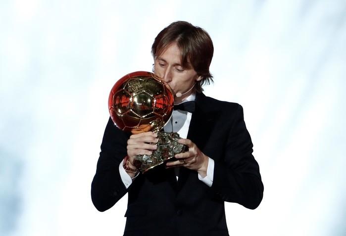 Modric leva Bola de Ouro (Crédito: Reuters)