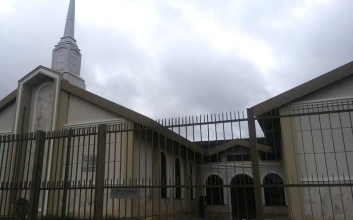 Homem esfaqueia fiéis na Igreja de Jesus Cristo dos Santos dos Últimos Dias, em Aparecida de Goiânia (Crédito: Henrique Ramos/TV Anhanguera)