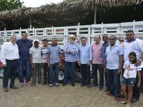 Prefeito entrega minitratores para produtores rurais de Oeiras