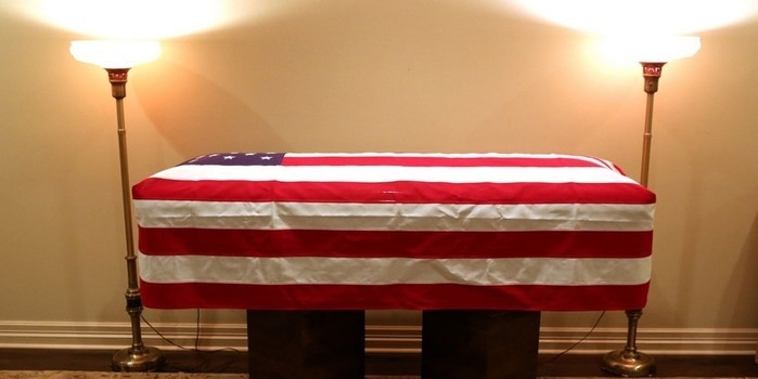 Cachorro deita ao lado do caixão de George H.W. Bush