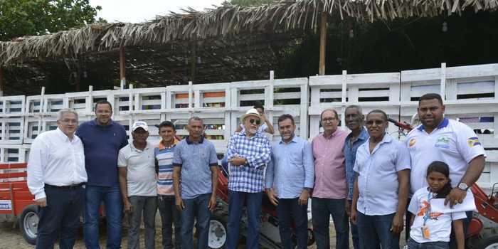Prefeito entrega minitratores para produtores rurais de Oeiras