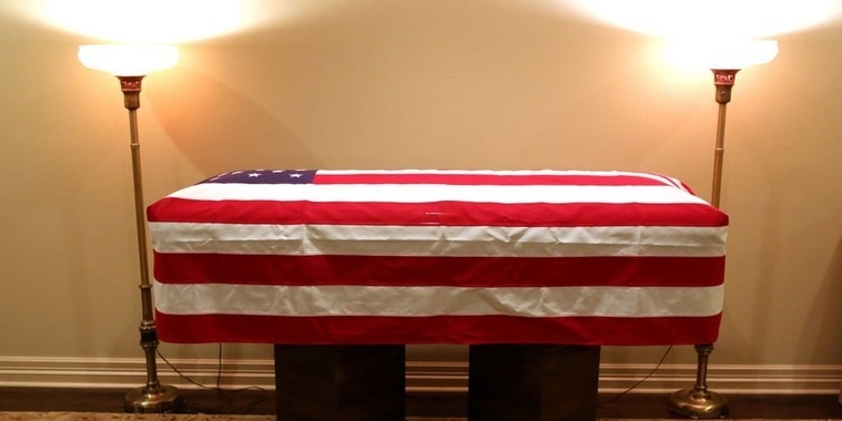 Cachorro deita ao lado do caixão de George H.W. Bush