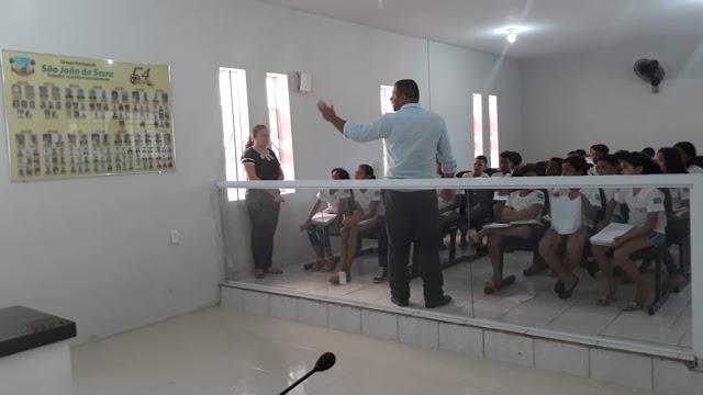 Recepcionando os estudantes, explicando a importância do poder legislativo municipal
