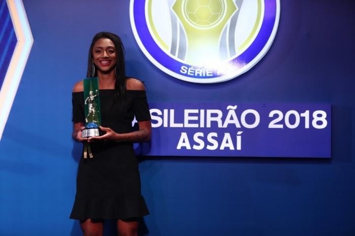 Kerolin, segurando o troféu Prêmio Brasileirão 2018 (Crédito: Lucas Figueireido CBF)