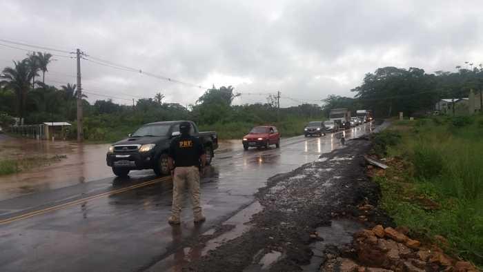 Trecho interditado pela PRF na manhã de hoje (04). Parte da pista já está rompida (Crédito: Divulgação/PRF)