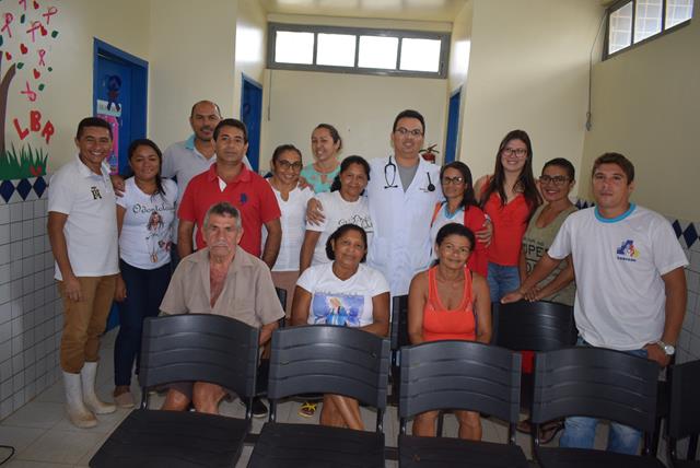 Equipe do PSF e alguns usuários do SUS recebendo o médico (Crédito: Aristeu Carvalho)