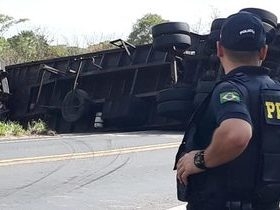 Caminhão carregado com botijões de gás tomba na BR – 343