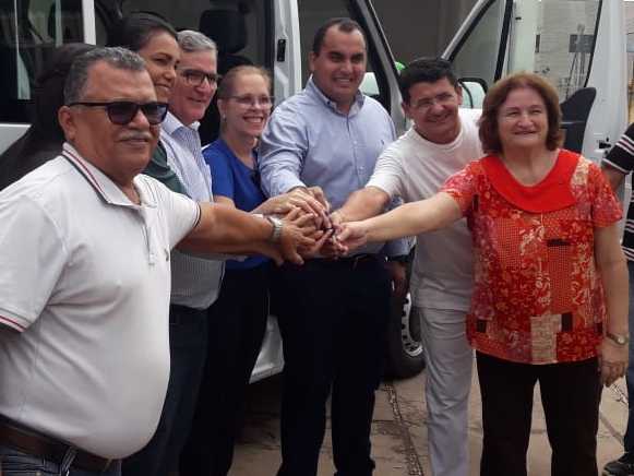 Prefeito faz a entrega de veículos novos para a secretaria de saúde
