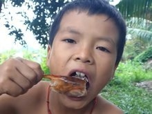 Criança que faz vídeos cozinhando na selva é sucesso no Youtube