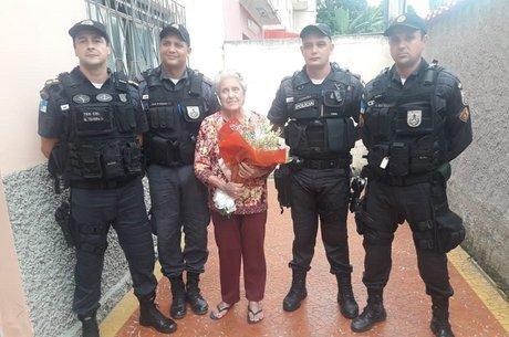 Idosa ganhou buquê de flores de policiais militares (Crédito: Twitter/PM )