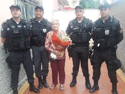 Após ser feita refém, idosa recebe visita de PMs em casa no RJ