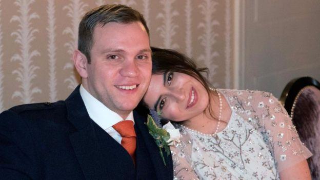 Matthew Hedges, ao lado da esposa Daniela Tejada (Crédito: Reprodução)
